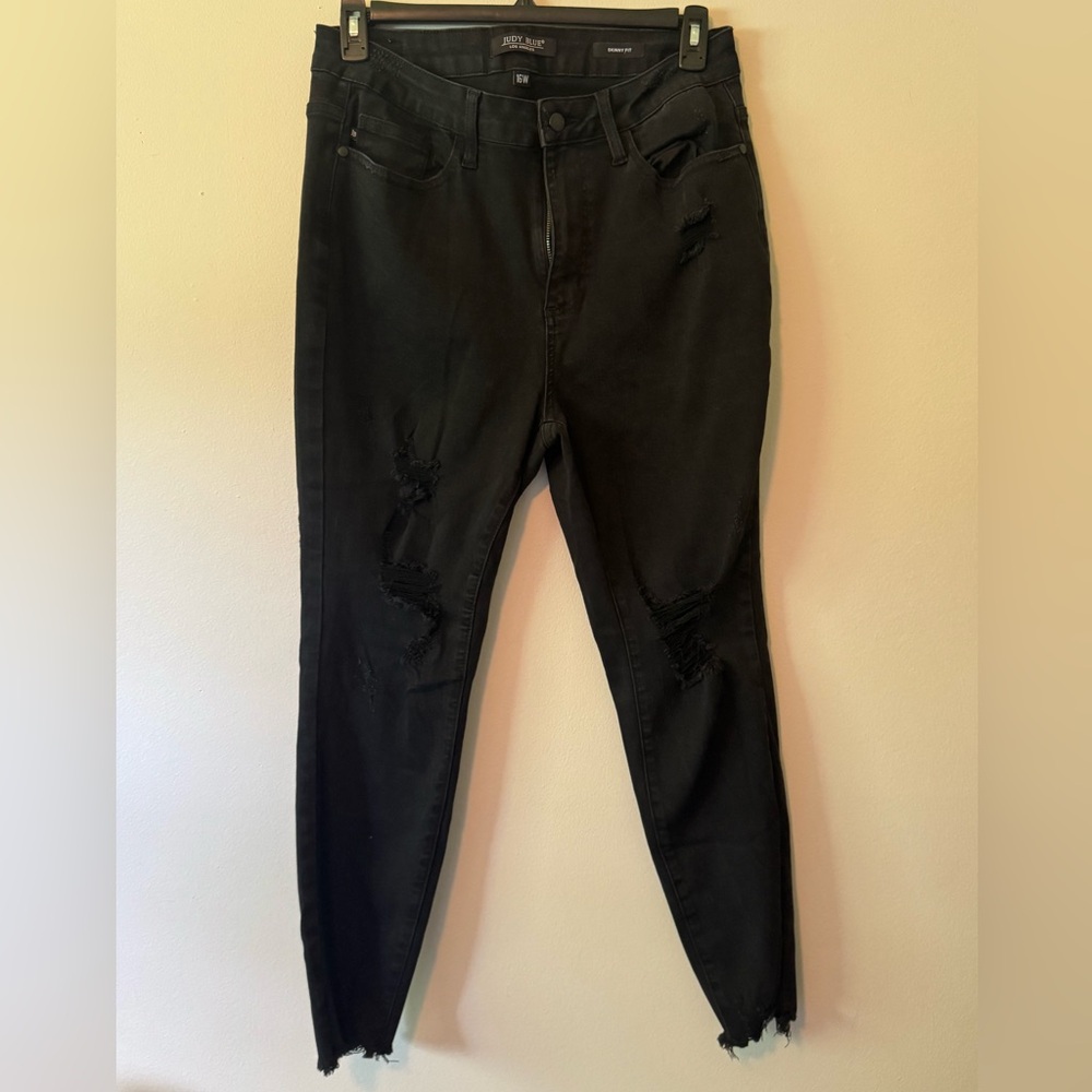 Judy Blue Black Skinny Jeans with Distressed Knee